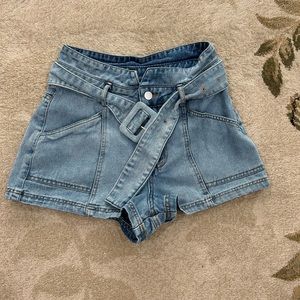 Le Lis Jean Buckle Shorts
